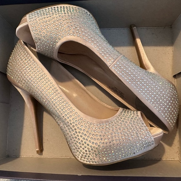Jennifer Lopez Sparkling Cream Peep-Toe Heels - Picture 1 of 4